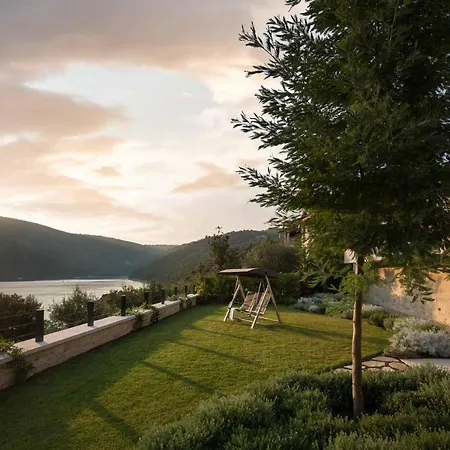 וילה Labin Waterfront - Stunning Sea Views - Jacuzzi - Sauna - Pool Table *