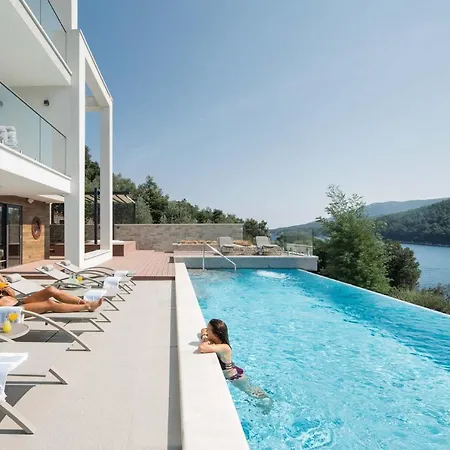 וילה Labin Waterfront - Stunning Sea Views - Jacuzzi - Sauna - Pool Table Sveta Marina