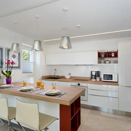 Labin Waterfront - Stunning Sea Views - Jacuzzi - Sauna - Pool Table וילה