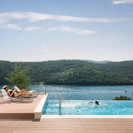 Labin Waterfront - Stunning Sea Views - Jacuzzi - Sauna - Pool Table