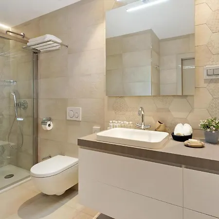 Labin Waterfront - Stunning Sea Views - Jacuzzi - Sauna - Pool Table