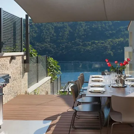 וילה Labin Waterfront - Stunning Sea Views - Jacuzzi - Sauna - Pool Table