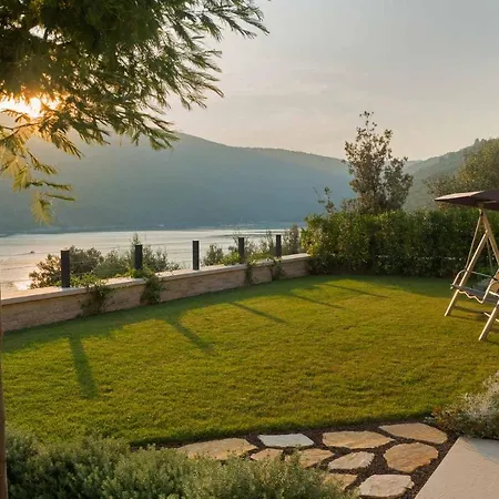 וילה Labin Waterfront - Stunning Sea Views - Jacuzzi - Sauna - Pool Table