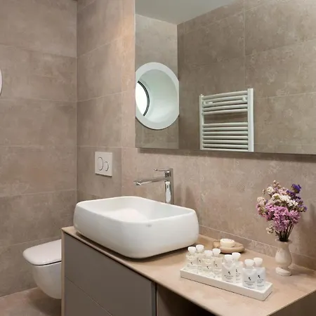 Labin Waterfront - Stunning Sea Views - Jacuzzi - Sauna - Pool Table וילה