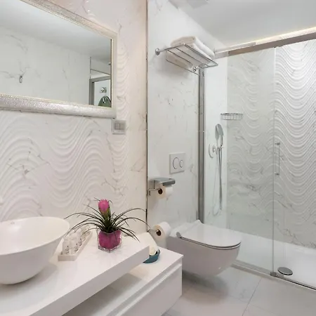 Labin Waterfront - Stunning Sea Views - Jacuzzi - Sauna - Pool Table