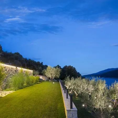 Labin Waterfront - Stunning Sea Views - Jacuzzi - Sauna - Pool Table Vila